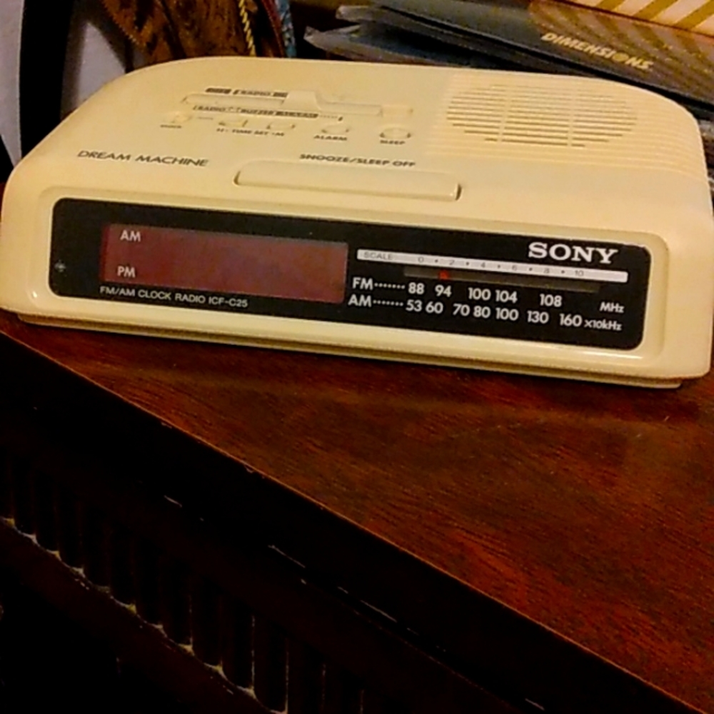 SONY..."DREAM MACHINE" AM/FM CLOCK RADIO..ELECTRIC/BATTERY OPERATED..BEIGE..